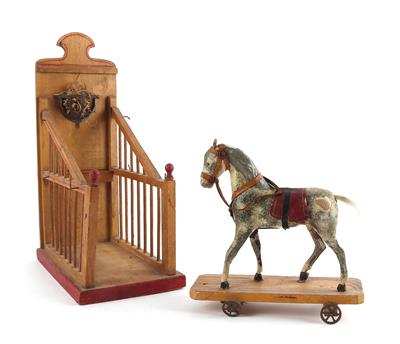 Aufwändiger Pferdestand mit Holzpferd auf Rädern, um 1900. - Spielzeug
