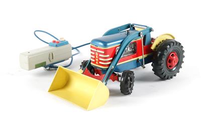 Konvolut 7 Stk. Traktoren aus Blech, mit Zubehör, um 1950/60: - Spielzeug  16.01.2020 - Erzielter Preis: EUR 90 - Dorotheum