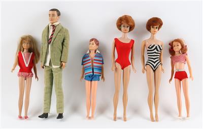 Konvolut Barbie Puppen und Zubehör im Koffer, um 1965. - Spielzeug