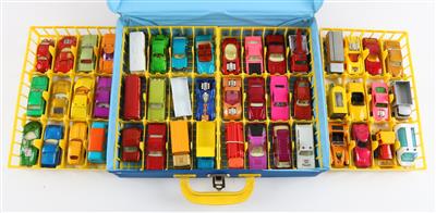 Konvolut Matchbox: 48 Stk. Automodelle im Sortierkoffer, um 1968/72. - Hračky
