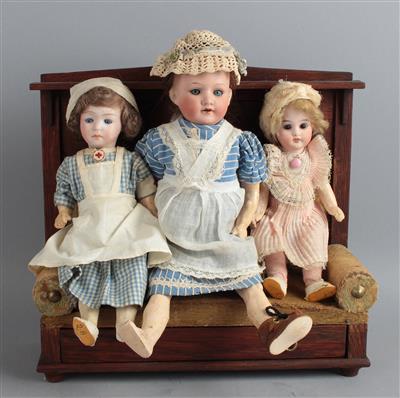 Puppensofa mit 3 Puppen, um 1900. - Spielzeug