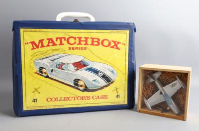 Konvolut: Matchbox Autos im Sortierkoffer und ein Flugzeug von Schuco. - Spielzeug