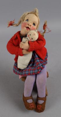 Elli Riehl - Puppenmädchen mit Puppenkind auf Holzsessel, - Hračky