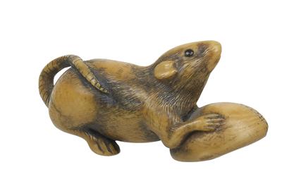 An ivory netsuke of a rat - Asian art