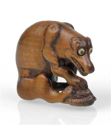A boxwood netsuke of a wolf with a turtle (Kame) - Arte asiatica