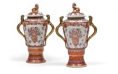 A pair of famille rose vases with covers - Arte asiatica