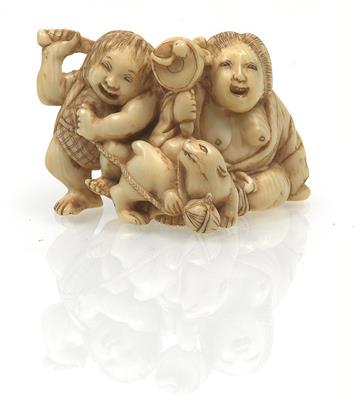 Netsuke einer Frau mit einem Knaben und Hund - Asiatische Kunst