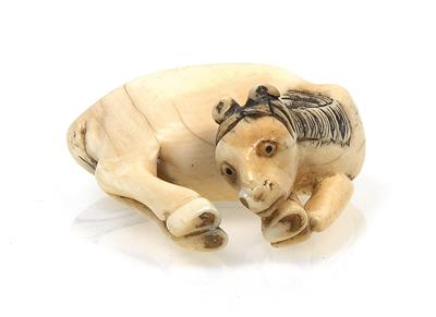 An ivory netsuke of a horse grazing - Asian art