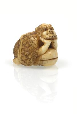 Netsuke eines Oni auf eine mokugyo gestützt - Asiatische Kunst