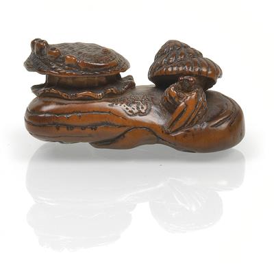 A boxwood netsuke of two shells and a crab - Asian art