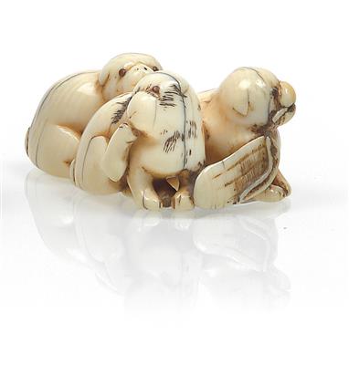 Netsuke von drei Hündchen mit Sandale - Asiatische Kunst