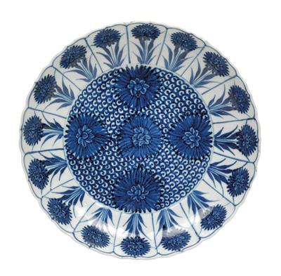 A blue-and-white plate with aster pattern, China, Kangxi period - Asian art