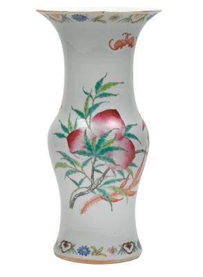 A famille rose vase, China, red four character marked Qianlong, 20th cent. - Asian art