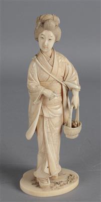 Okimono einer Dame mit Blumenkorb, - Works of Art