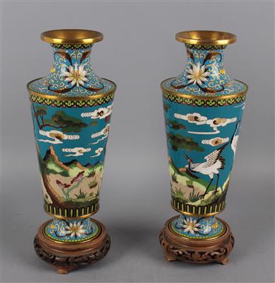 Paar Cloisonné Vasen, - Asiatische und islamische Kunst