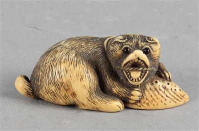 Netsuke eines Hundes mit Muschel, - Starožitnosti