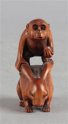 Netsuke eines Affen auf Hase, - Asiatische Kunst