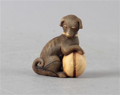 Netsuke eines Hundes mit Kemari Ball, - Asiatische Kunst