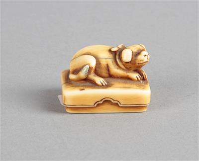 Netsuke eines liegenden Hundes, - Starožitnosti