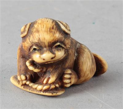 Netsuke eines Welpen mit Strohsandale, - Starožitnosti