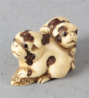 Netsuke zweier Welpen mit Muschel, - Starožitnosti