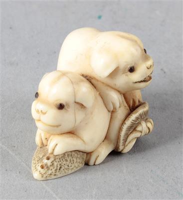 Netsuke zweier Welpen mit Strohsandale und Muschel, - Asiatische Kunst