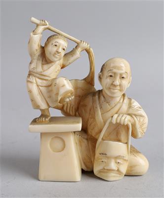 Kleines Okimono eines sitzenden Mannes mit Maske und Fächer sowie karako, - Antiquariato