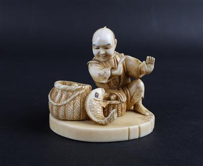 Kleines Okimono eines, vor einem Karpfen erschrockenen Mannes, - Starožitnosti