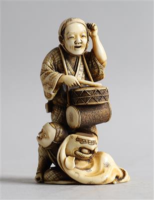 Netsuke eines Mannes mit Trommel und eines Knienden mit Hyottoko Maske, - Starožitnosti