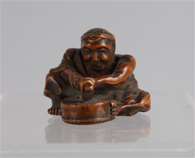 Netsuke eines sitzenden Mannes mit Beil, - Starožitnosti