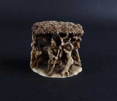 Netsuke von Männern und Hirschen unter Bäumen, - Starožitnosti