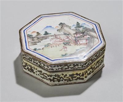 An Octagonal Enamel Box, China, 18th Century, - Arte Asiatica