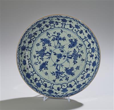 A Blue and White Plate, Kangxi Period, Underglaze Blue Lingzhi Mark in a Double Ring and Johanneum Number, - Asian Art