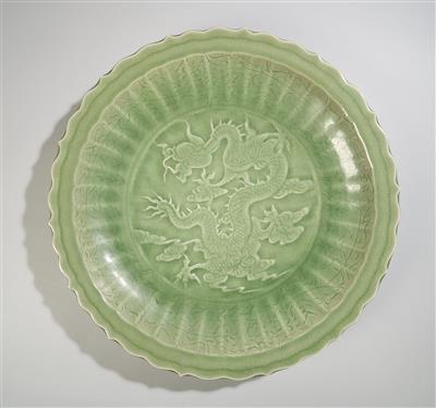 A Large Longquan Celadon Glazed Plate, - Asijské umění