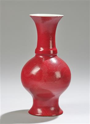 Sgraffito Vase, China, rote Vierzeichen Marke Qianlong, Republik Periode, - Asiatische Kunst