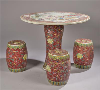 Famille rose Gartentisch und 3 Gartenhocker, China, Jingdezhen, - Asiatische Kunst