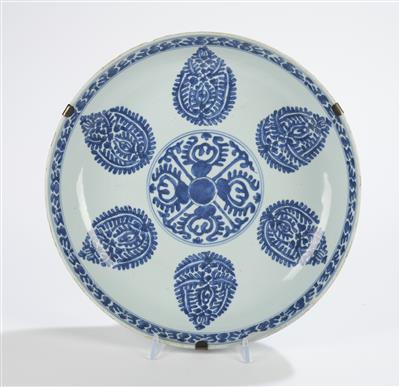 Großer blau-weißer Teller, China für den islamischen Markt, Kangxi Periode  (1662-1722), - Asiatische Kunst 2022/05/25 - Realized price: EUR 450 -  Dorotheum