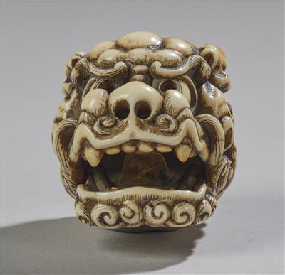 Netsuke einer Shishimai Maske, signiert Tomotada, Japan, 18./19. Jh., - Asiatische Kunst