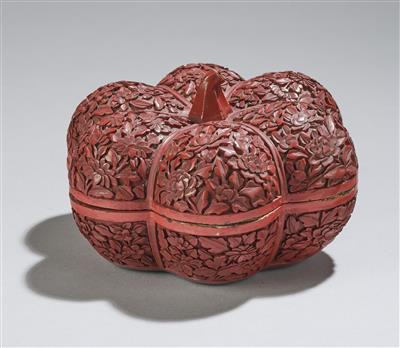 Rotlackdose in Form eines Kürbisses, China, Republik Periode, - Arte Asiatica
