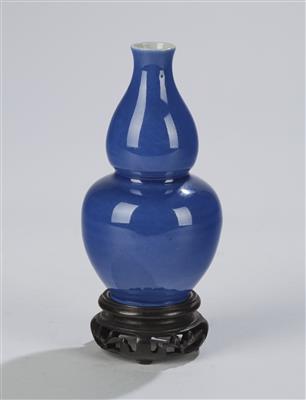 Vase in Kalebassenform, China, späte Qing Dynastie, - Asiatische Kunst