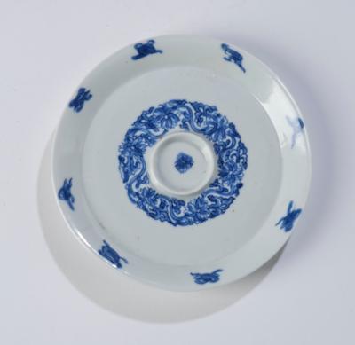 Blau-weißer Untersetzer, China, Sechszeichen Marke Kangxi und Johanneumsnr., - Asiatische Kunst