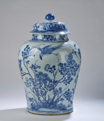 Große blau-weiße Deckelvase, China, 19. Jh., - Asijské umění