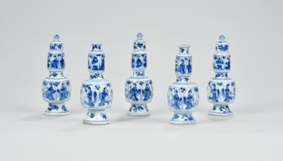 Set von drei blau-weißen Deckelvasen, zwei Vasen, China, Kangxi Periode, - Asijské umění