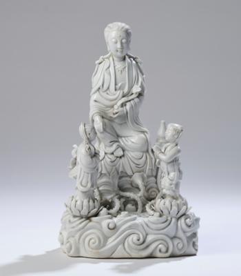 Blanc de Chine Figur des Guanyin mit zwei Kindern, China, 19./20. Jh., - Arte Asiatica