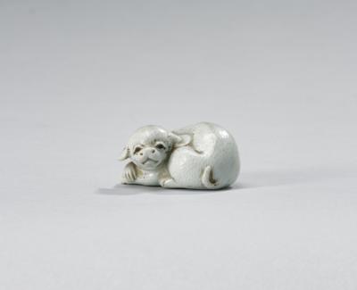 Porzellan Netsuke eines liegenden Hündchens, Japan, 19. Jh., - Asian Art