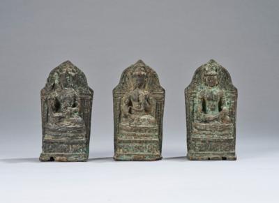 Drei kleine Bronzefiguren von drei hinduistischen Göttern, Indonesien 9.-12. Jh., - Asijské umění