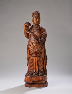 Holzfigur des Guanyin mit Ruyi Zepter, China, 19. Jh., - Arte Asiatica