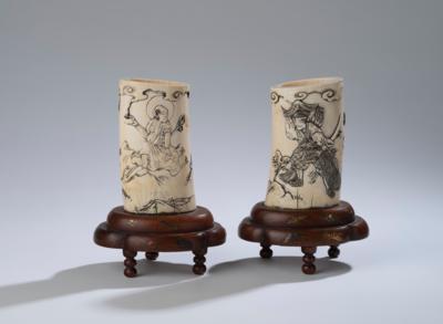 Paar Elfenbein Ziervasen auf Holzsockeln, Japan, Meiji Zeit (1868-1912), - Arte Asiatica