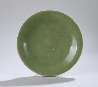 Seladon glasierter Teller, China, Qing Dynastie, - Asiatische Kunst