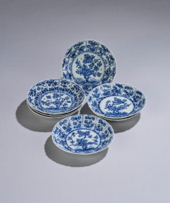 Sieben kleine blau-weiße Teller, China, unterglasurblaue Symbolmarke im Doppelring, Kangxi Periode, aus der Zeit, - Asiatische Kunst